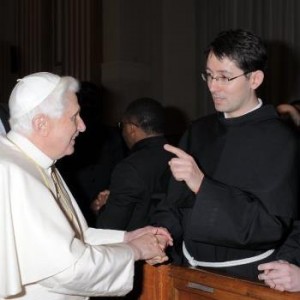 Papa Benedikt XVI. i o. Tomislav Glavnik (Posebna audijencija za sudionike Kongresa crkvenih pravnika u Rimu 2008. godine)